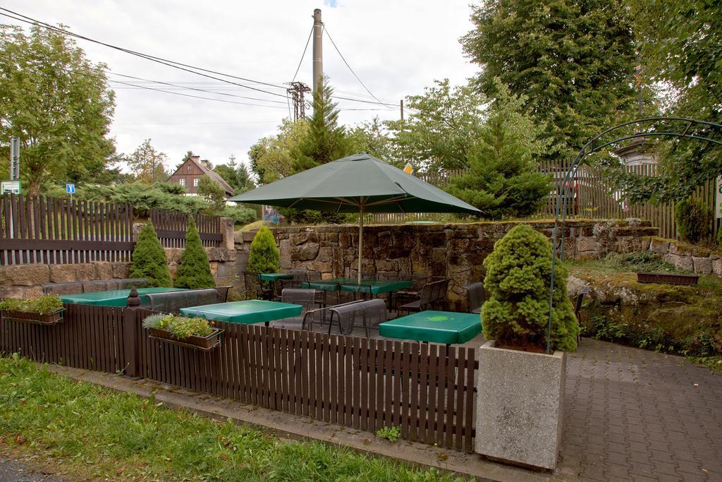 Hotel U Zeleneho Stromu - Zum Gruenen Baum ฮเรนสโก ภายนอก รูปภาพ