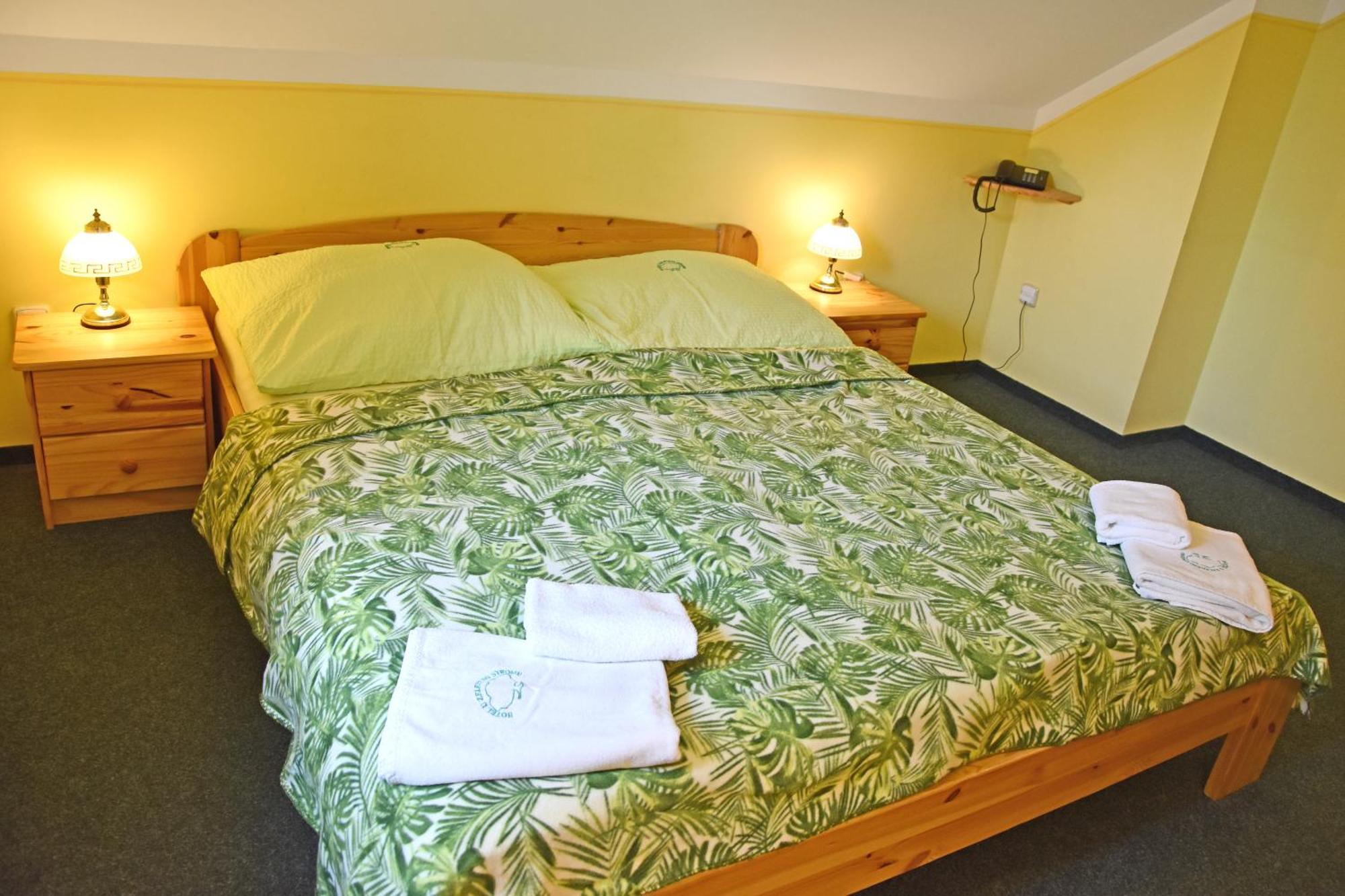 Hotel U Zeleneho Stromu - Zum Gruenen Baum ฮเรนสโก ภายนอก รูปภาพ