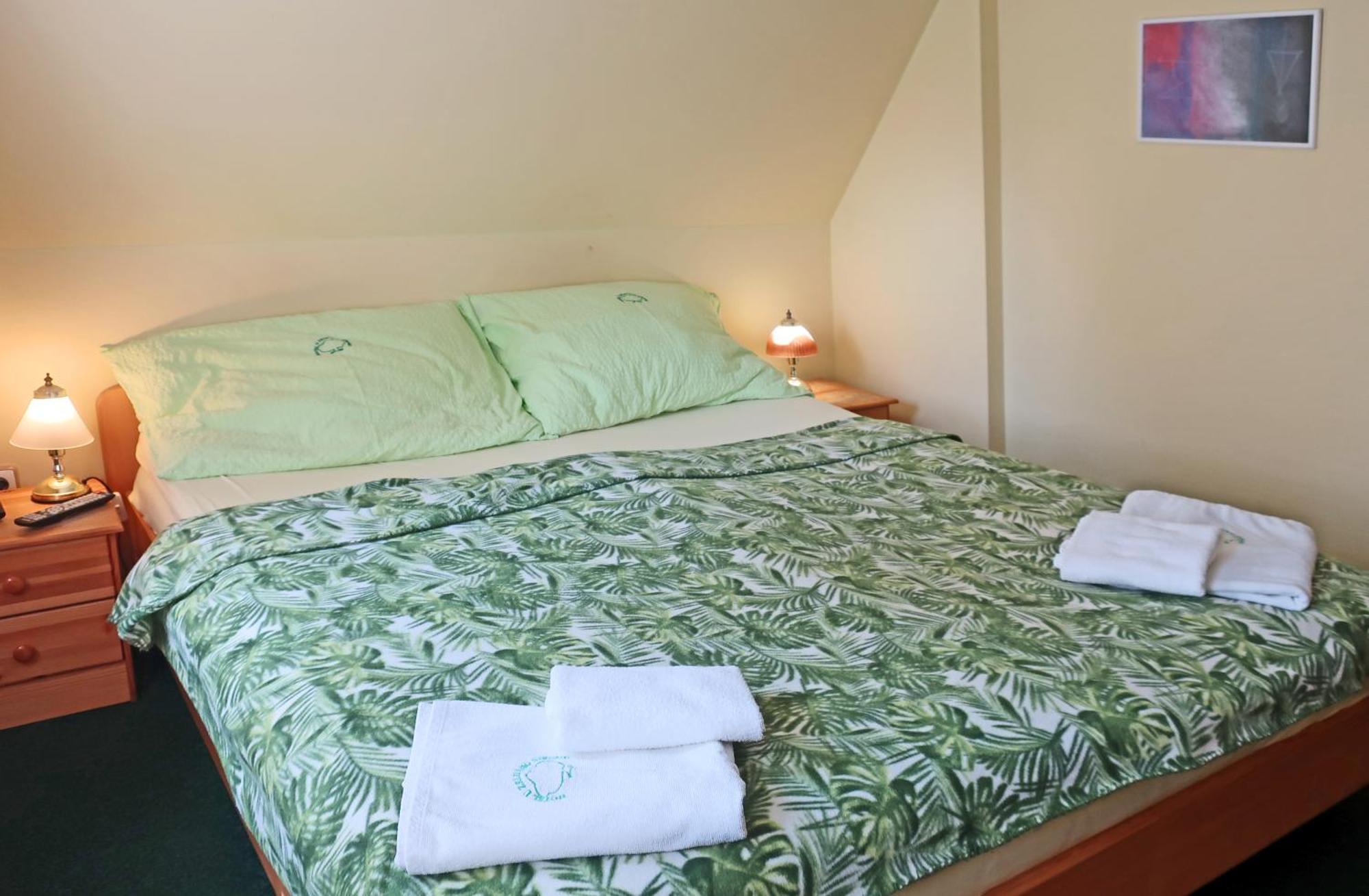 Hotel U Zeleneho Stromu - Zum Gruenen Baum ฮเรนสโก ภายนอก รูปภาพ